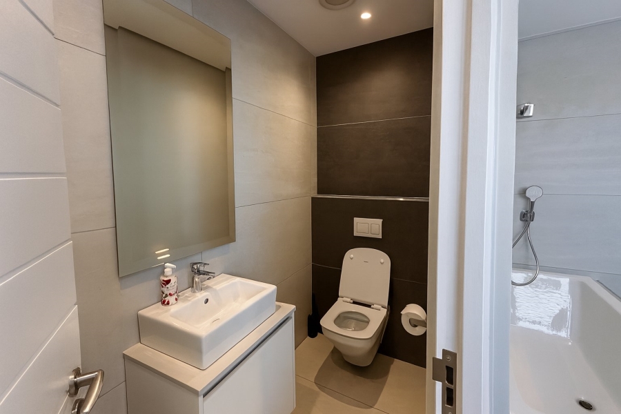 To Let 4 Bedroom Property for Rent in Green Point Western Cape